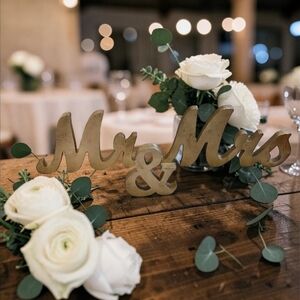 Gold "Mr & Mrs" Table Sign - Elegant Wedding Decor